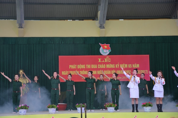 Các cô gái duyên dáng của Đoàn Văn công Quân khu.